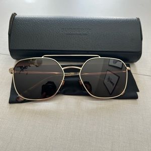 Beautiful Burberry sunglasses with original case and cleaning cloth